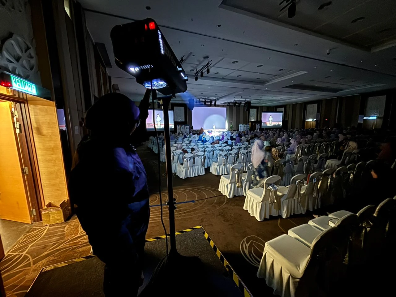 Spotlight / Followspot at an event, photo 3